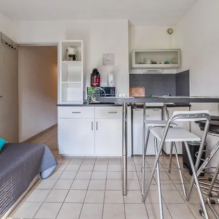 Nice Studio With Terrace 3 Min From The Beach In Six-fours - Welkeys Apartment