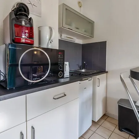 Nice Studio With Terrace 3 Min From The Beach In Six-fours - Welkeys Apartman